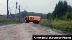 Перекрытая машиной РЖД дорога под Новосибирском