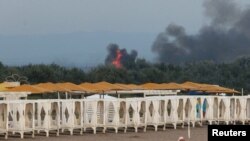 Zjarr dhe flakë u panë pas shpërthimit në bazën ajrore ruse Novofedorivka, në Krime, në muajin gusht. 