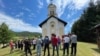 Edukacije vjerskih službenika podrazumijevaju rad s Centrima za socijalni rad, mentalno zdravlje i drugim organizacijama civilnog društva, te sigurnim kućama. (FOTO: Protojerej Neven Marinković s parohijanima ispred crkve u selu Kozica)