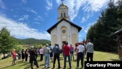 Edukacije vjerskih službenika podrazumijevaju rad s Centrima za socijalni rad, mentalno zdravlje i drugim organizacijama civilnog društva, te sigurnim kućama. (FOTO: Protojerej Neven Marinković s parohijanima ispred crkve u selu Kozica)