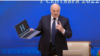 Лукашэнка з ноўтбукам ад «Гарызонту» падчас «адкрытага ўроку» для школьнікаў, 1 верасьня 2022 году