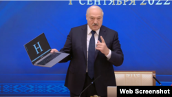 Аляксандар Лукашэнка прэзэнтуе «першы беларускі ноўтбук», 1 верасьня 2022 году 