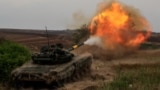 Танк обстреливает позиции российских военных в Донецкой области. Украина использует различные модели танков для противостояния россиянам, в том числе танки, захваченные у российской стороны