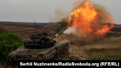 Украинские танкисты ВСУ ведут огонь с закрытых позиций в Донецкой области по российской армии, 12 августа 2022 года