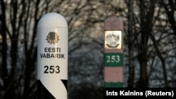 Эстонские и российские пограничные знаки (архивное фото)