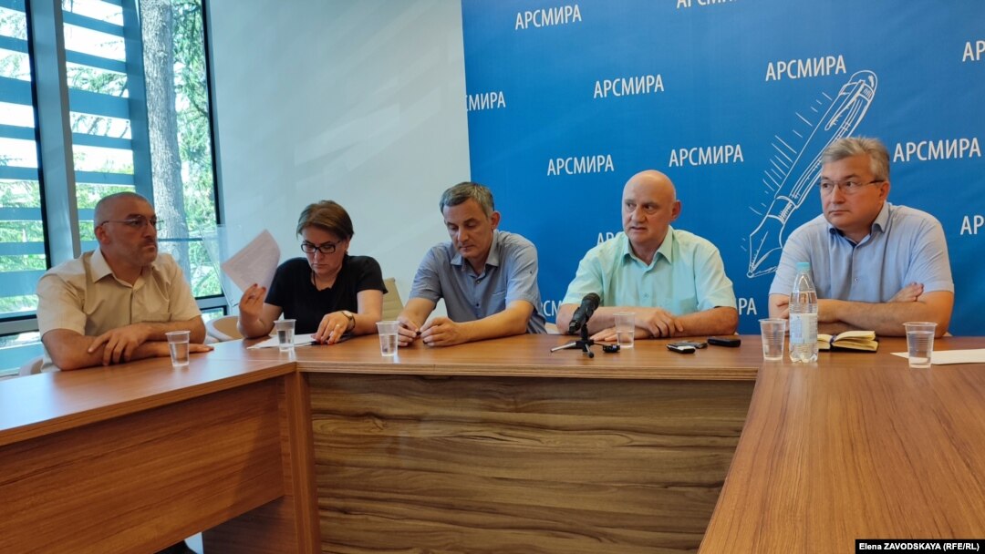 Слева направо: поэт Дмитрий Габелия, экс-депутат Натали Смыр, экс-депутат Алхас Джинджолия, историк Гурам Гумба и руководитель общественной организации «Апсахара» Леван Микаа