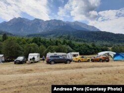 Turiștii își pot amplasa corturile și rulotele în această zonă, pe valea râului Bîrsa, neamenajată drept camping. Mulți iubitori de natură preferă această variantă nu atât din cauza banilor. Inconvenientele sunt lipsa grupurilor sanitare și prezența urșilor.