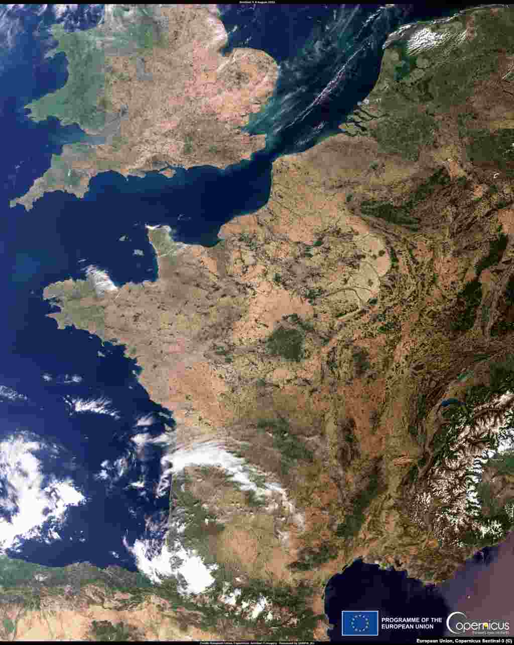 Nyugat-Európát is nagy szárazság sújtja. A Kopernikusz műhold Nagy-Britannia déli és Franciaország északi részéről készült felvételein jól láthatók az aszály nyomai
