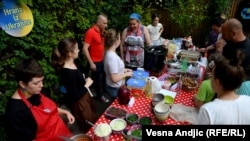 Tradicionalna ukrajinska kuhinja je po drugi put predstavljena u Kulturnom centru „Grad“ u Beogradu, a gurmanska jela zajedno su pripremali Ukrajinci, Rusi i drugi antiratni aktivisti, 22. avgusta 2022.