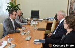 Sastanak direktora Kancelarije za Kosovo Vlade Srbije, Petra Petkovića sa ambasadorom Sjedinjenih Američkih Država u Republici Srbiji Christopherom Hillom 11. avgusta u Beogradu.