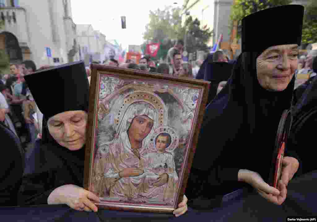 Mijëra të krishterë ortodoksë, duke mbajtur kryqe, ikona fetare dhe pllakate, brohoritën dhe u lutën, teksa u mblodhën para Kishës së Shën Savës, në Beograd, më 28 gusht, për të protestuar kundër një parade krenarie të homoseksualëve.