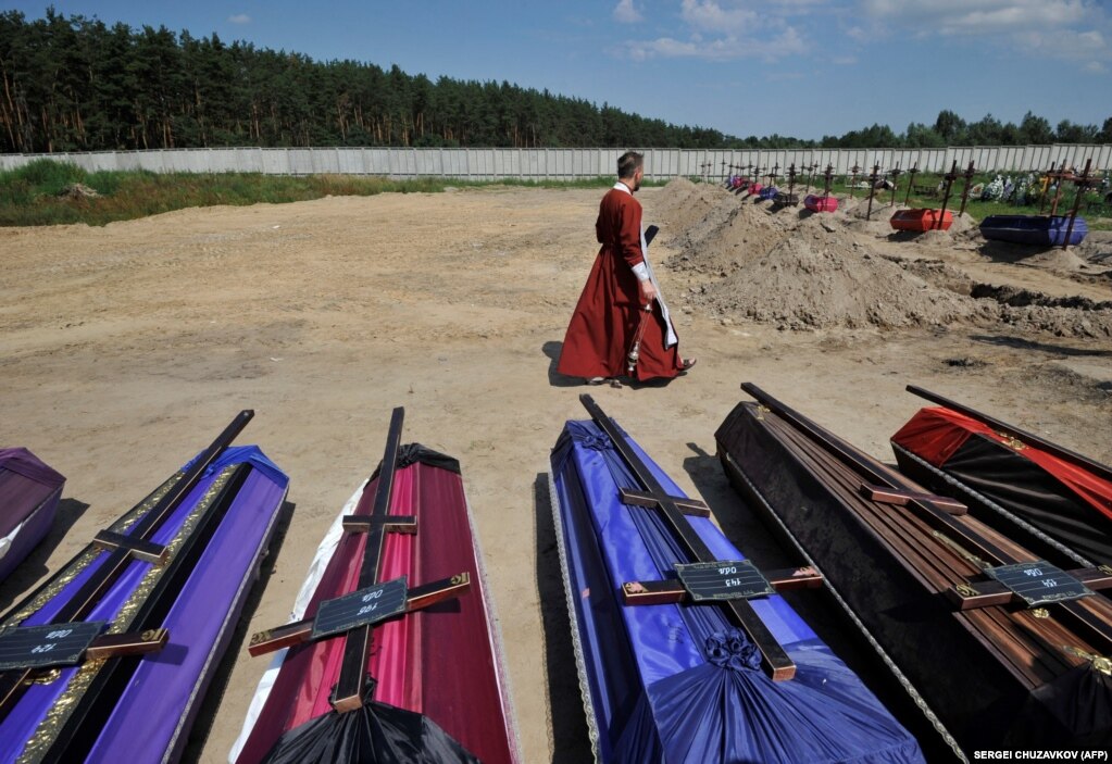 Një prift ortodoks gjatë një ceremonie mortore për 20 persona të paidentifikuar të vrarë gjatë pushtimit rus të Ukrainës në shkurt dhe mars, që u gjetën në një varrezë në qytetin Buça.