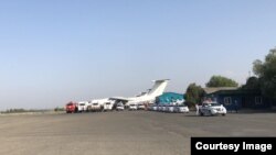 Самолет в аэропорту Оша, доставивший тела погибших кыргызстанцев. 23 августа 2022 года. 