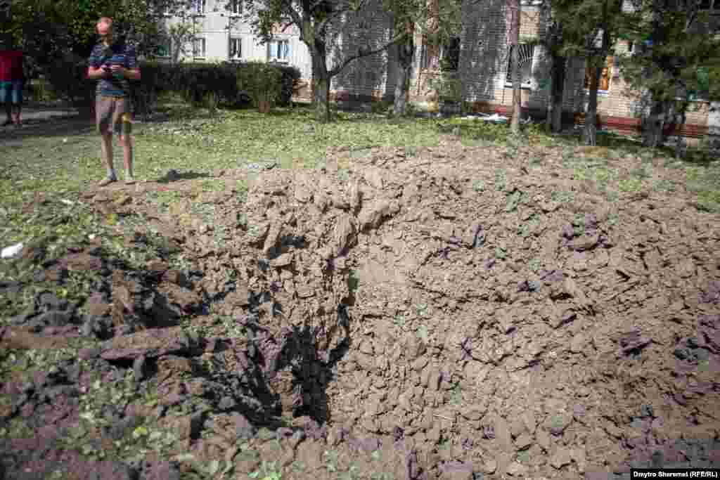 Після вибуху біля будинку залишилася велика воронка