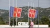 Zastave spuštene na pola koplja na ulazu u Cetinje zbog trodnevne nacionalne žalosti za žrtvama masovne pucnjave, na Cetinju, Crna Gora, 13. augusta 2022. 