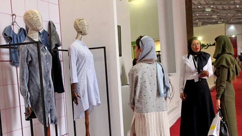 Iranska moralna policija upozorava proizvođače odeće da izbegavaju 'jarke' boje 