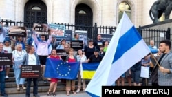 Supporters of Aleksei Alchin gather outside the Varna courthouse on August 23. Alchin filed a request for political asylum after Bulgarian authorities detained him in early August.