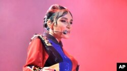 Ylli turk i popit Gulsen është arrestuar me akuzën për "nxitje të urrejtjes dhe armiqësisë" pas një shakaje që ajo bëri për shkollat fetare të Turqisë.