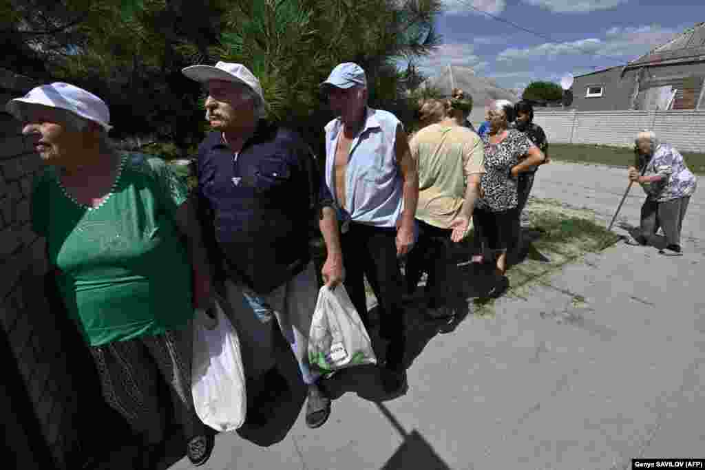 Veljka Danilovka lakosai a World Central Kitchen élelmiszersegély-szervezet által osztott ételre várnak
