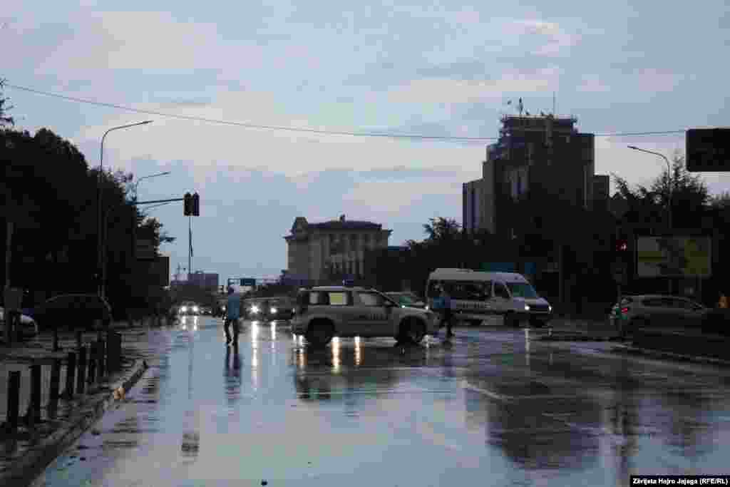 Поплавите на улиците го закочија скопскиот сообраќај