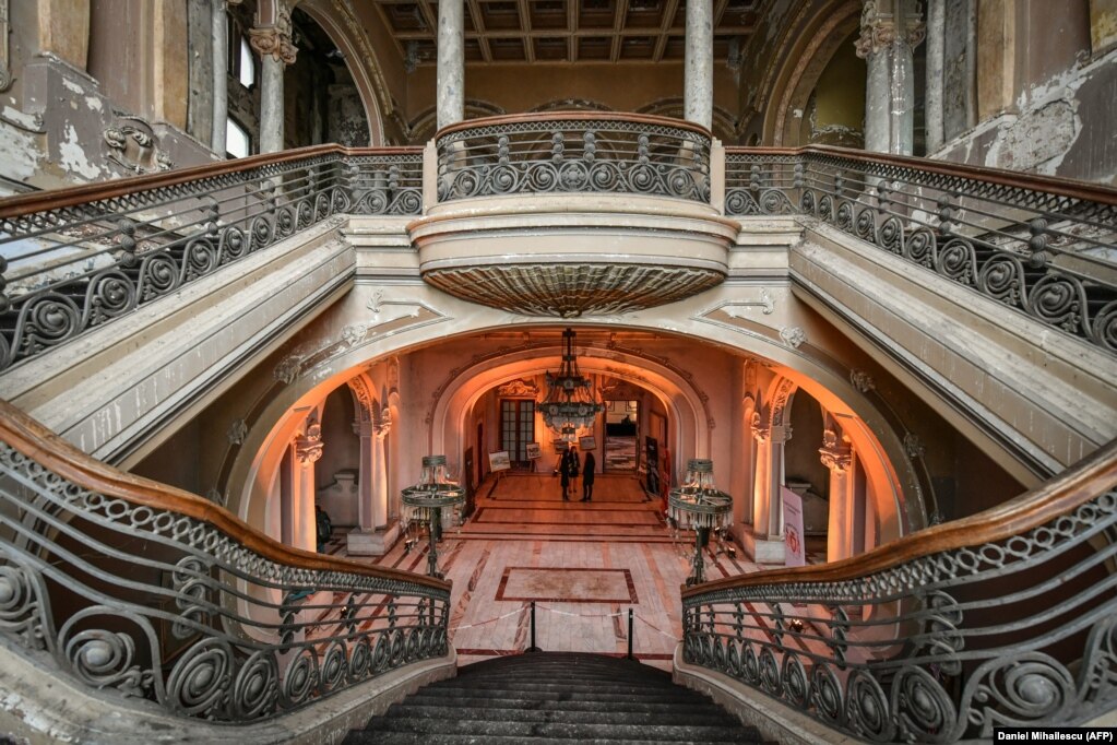 Shkallët qendrore brenda kazinosë Constanta fotografuar në maj 2018.