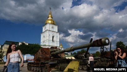 Стол с огнем в центре