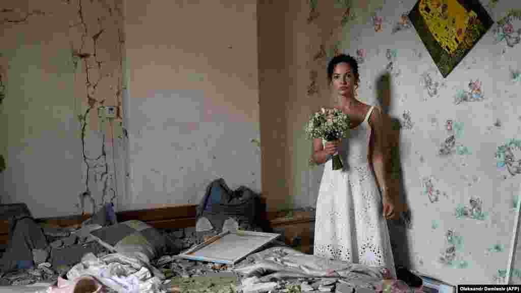 A 31 éves Daria Sztenyukova jógaoktató és menyasszony lebombázott vinnyicai lakását választotta rendhagyó esküvői fotójának színhelyéül július 16-án