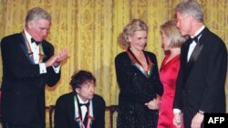 Президент Клинтон поздравляет Лорен Бэколл-лауреата премии Центра искусств имени Кеннеди.
1997 год 