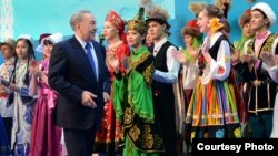 Қазақстан халқы ассамблеясына 20 жыл толуына орай өткен мерекелік шарада жүрген Қазақстан президенті Нұрсұлтан Назарбаев. Ақмола облысы, 16 наурыз 2015 жыл (Көрнекі сурет).