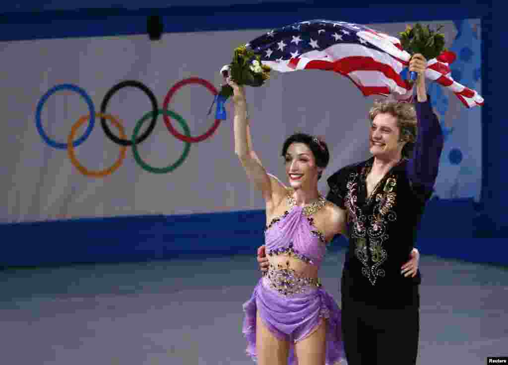 First-placed Meryl Davis and Charlie White of the United States wave their flag after the victory ceremony for the figure-skating ice dance free program. (Reuters/David Gray)