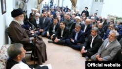 آقای خامنه‌ای در دیدار با تعدادی از مسئولان حکومتی، گفت: «آن وارداتی باید متوقف شود که کارخانه‌ داخلی و تولید را تعطیل می‌کند».