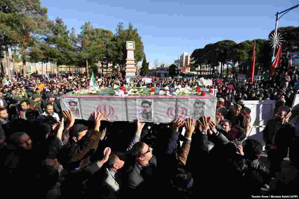 Marš provladinih pristalica u gradu Nadžafabadu, u zapadnoj provinciji Isfahan, 3.januara 2018.