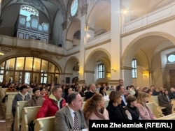 Дипломати, чехи та українці під виступу хору «Щедрик» у Празі