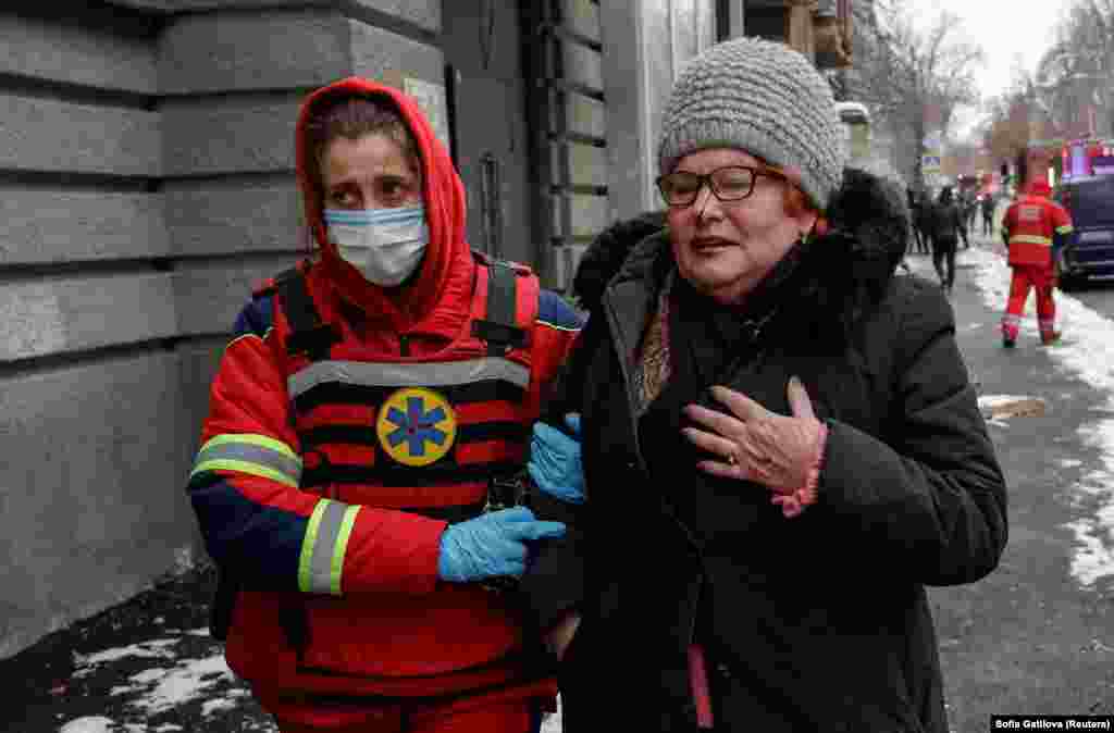 Медикиня евакуює поранену жінку з місця російського авіаудару. Харків, 2 січня 2026 року.Раніше в ДСНС повідомляли про 31 постраждалого внаслідок російських ударів по Харкову вдень 2 січня. Серед постраждалих – немовля