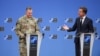 Глава НАТО Марк Рютте (праворуч) проводить спільну пресконференцію з генералом США Алексусом Гринкевичем, верховним головнокомандувачем сил НАТО в Європі
