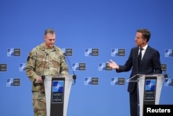 Марк Рютте з командувачем Об’єднаними силами НАТО в Європі американським генералом Алексусом Гринкевичем