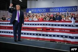 Predsednik SAD Donald Tramp pumps na skupu u Kentakiju, 11. mart 2026.