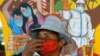 Dok raste broj hospitalizovanih i raste prenos COVID-19, vlade treba da primenjuju oprobane mere kao što je nošenje maske, poboljšane ventilacije, protokole testiranja i lečenja, poručio je šef SZO (foto: Muškarac sa maskom u Džakarti, Indonezija)
