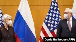 Adjuncta ministrului de externe al Statelor Unite, Wendy Sherman, și omologul rus, Serghei Ryakov, la Geneva, pe 9 ianuarie 2022.
