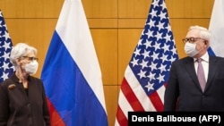 Заместитель министра иностранных дел России Сергей Рябков и заместитель госсекретаря США Венди Шерман перед началом дискуссий в Женеве 9 января 2022 года