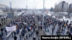 Više stotina građana na blokadi autoputa kod Sava centra u Beogradu