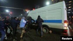 Ղազախստան - Ցուցարարները հարձակվում են ոստիկանության ավտոմեքենայի վրա, Ալմաթի, 4-ը հունվարի, 2022թ․