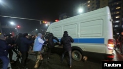 Нападение на полицейский микроавтобус. Алматы, 4 января 2022 года