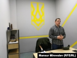 Vlagyiszlav Szobolevszkij, a donbászi háború veteránja és a Nemzeti Hadtest szélsőjobboldali párt aktivistája irodájában, Harkivban 2018-ban. Jelenleg Kijevben él