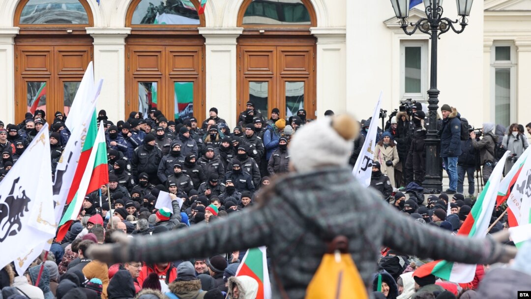 Полиция и протестиращи пред сградата на парламента в сряда