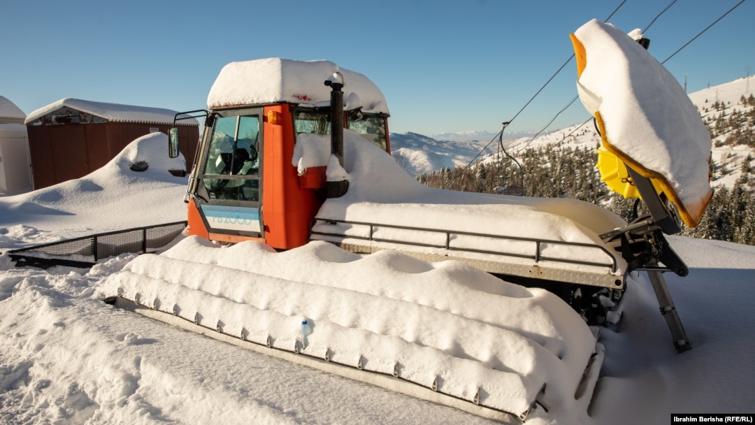 A snowplowing vehicle in Brezovica in January 2022.