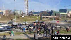Nekoliko desetina građana je u Beogradu na desetak minuta blokiralo jednu traku međunarodnog autoputa E-75 na mostu "Gazela", 3. januar 2022.