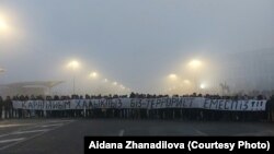 6 января на площади в Алматы мирные митингующие растянули белую материю с надписью: «Мы не террористы, мы простой народ». Вечером, по словам многочисленных свидетелей, люди в военной форме открыли огонь по безоружной толпе