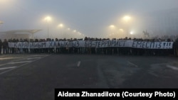 Протестующие на площади с огромной растяжкой «Мы простой народ. Мы не террористы». Алматы, 6 января 2022 года. Фото Айжаны Жанадиловой