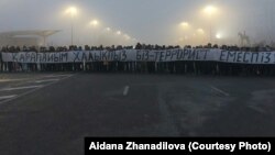 Протестующие на площади с огромной растяжкой «Мы простой народ. Мы — не террористы». Алматы, 6 января 2022 года. Фото Айжаны Жанадиловой